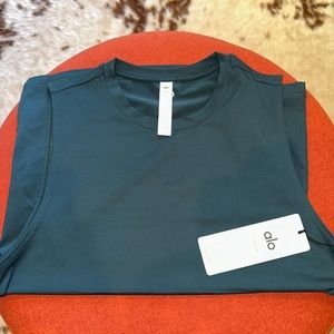 Alo yoga conquer muscle tank size medium in midnight green